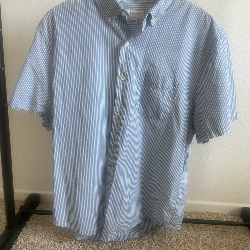 Free assembly Men’s botton down shirt  size Large